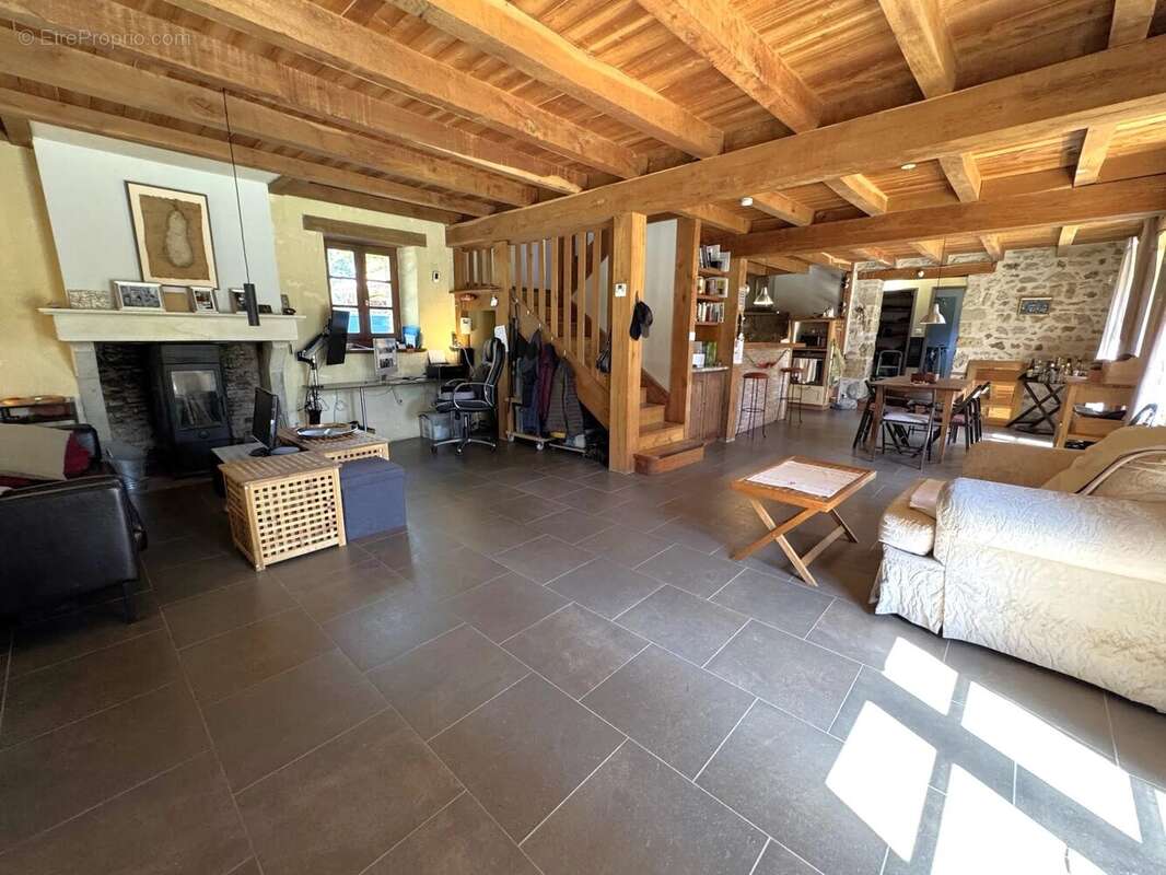 Propriété de caractère, indépendante, avec de vastes jardins privés et un bois - photo 4