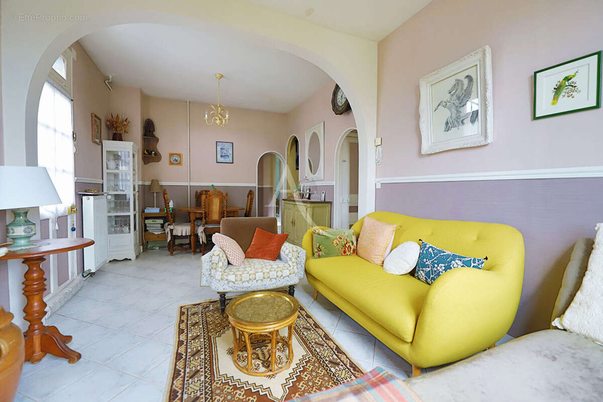 CHATOU, Maison de charme des années 1920 avec 4 chambres, jardin et stationnement - photo 3