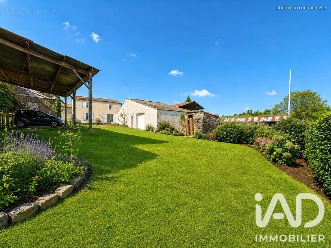 Photo 1 - Maison à SAINT-HILAIRE-LE-VOUHIS
