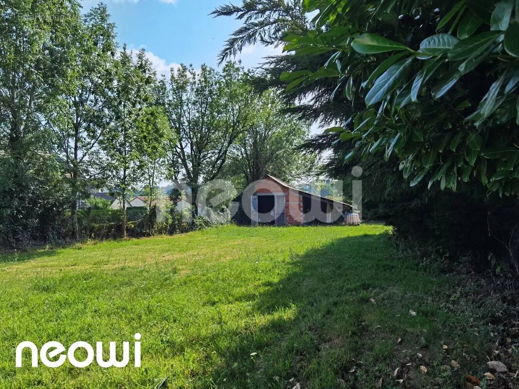 Terrain à SAINT-MAMET-LA-SALVETAT