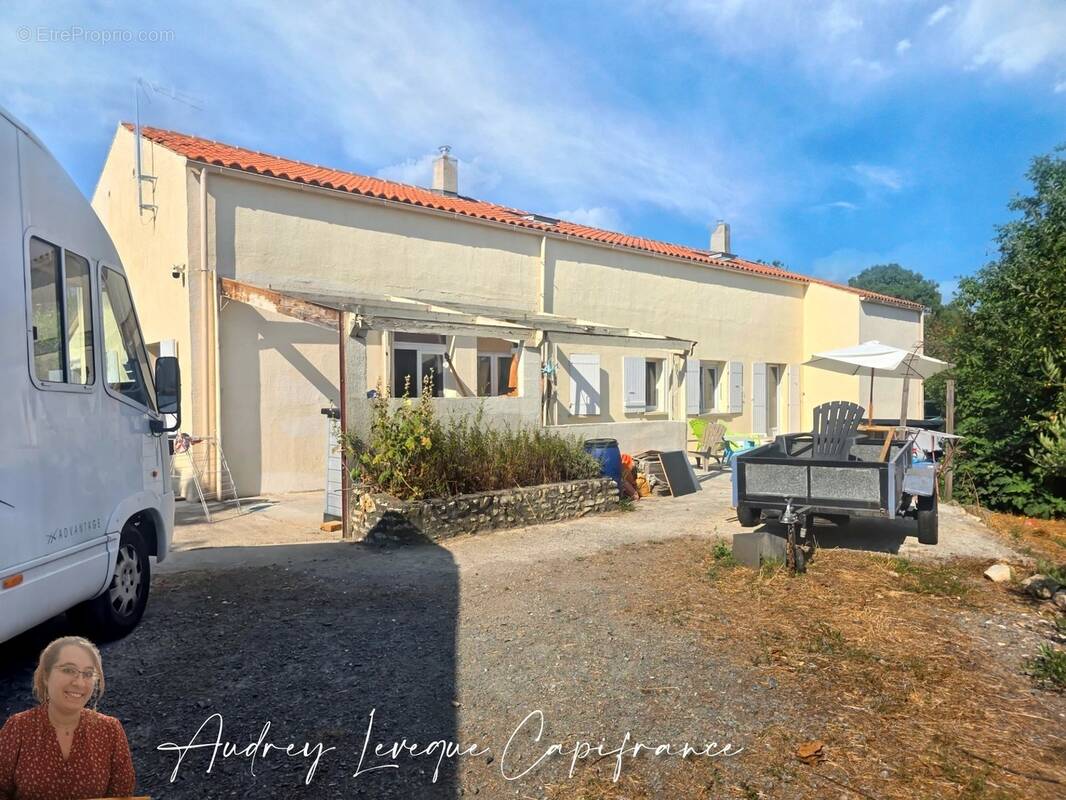 Maison à vendre 7 pièces SAINT PIERRE D'AMILLY (17) - photo 1