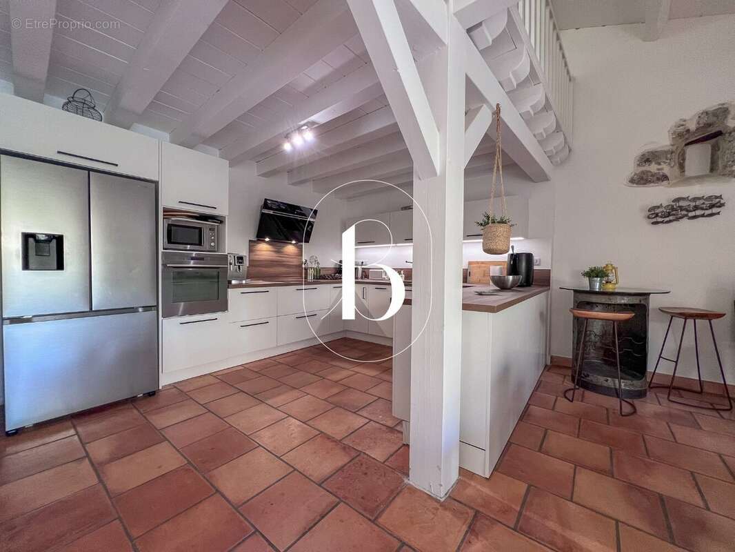Maison 350 m² à Bessas  - photo 12