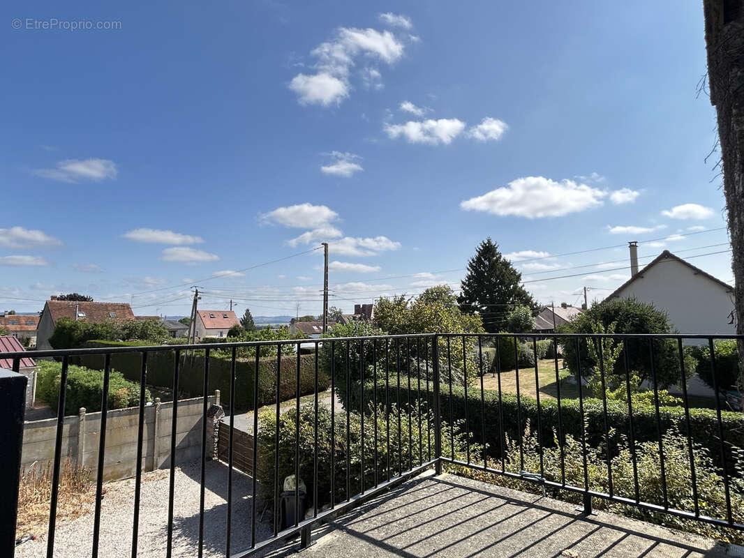 Une maison en pierres et tuiles de pays d'environ 160m2 comprenant: -Au rez-de-chaussée: cuisine aménagé avec - photo 18