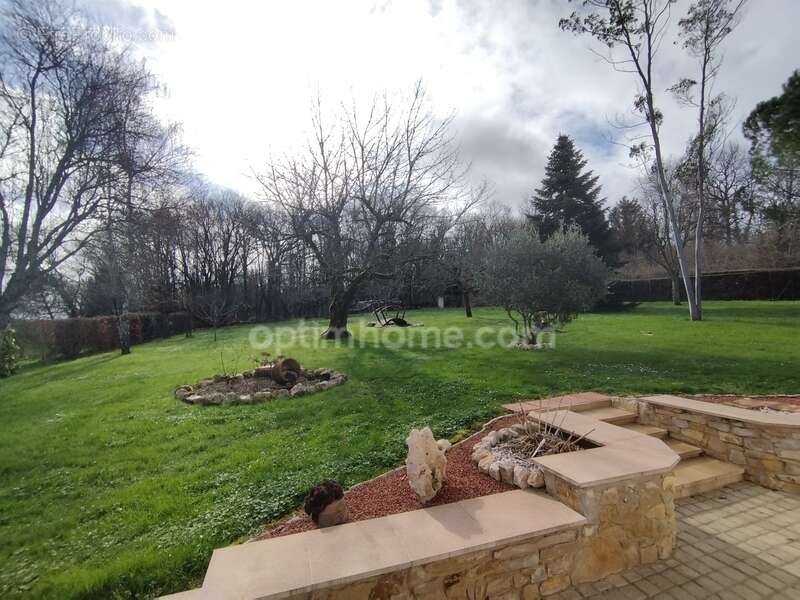 Charente, exceptionnelle ! A 10mn de La Rochefoucauld, maison 206 m², pièce de vie 70 m², grange, terrain clos 3602m² - photo 6