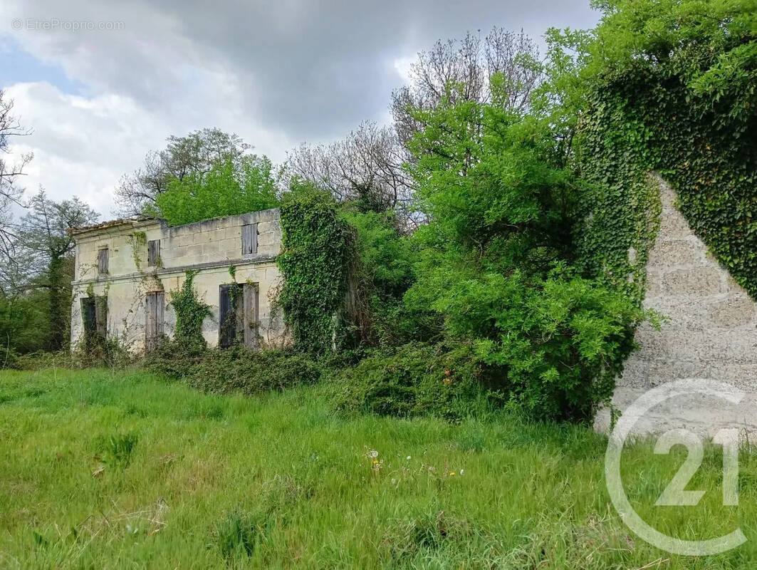 Maison à LES PEINTURES