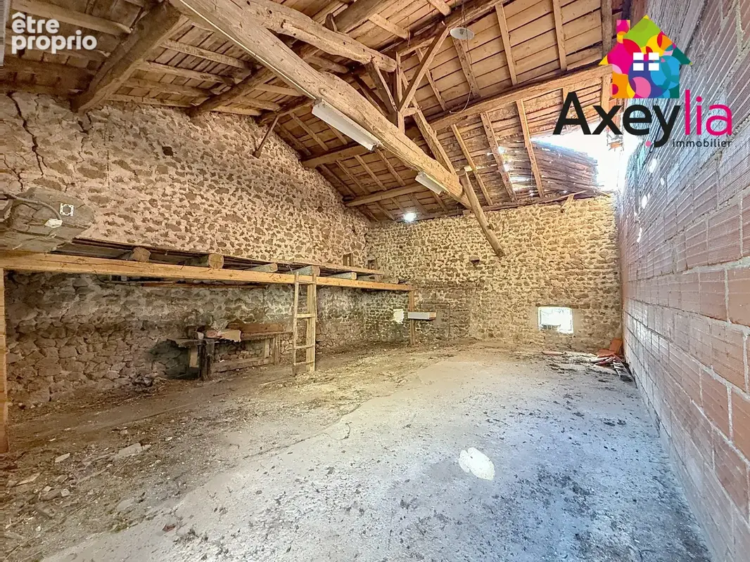 A vendre - saint-bonnet-des-quarts - maison d'habitation à réhabiliter avec grange mitoyenne et terrain - photo 14