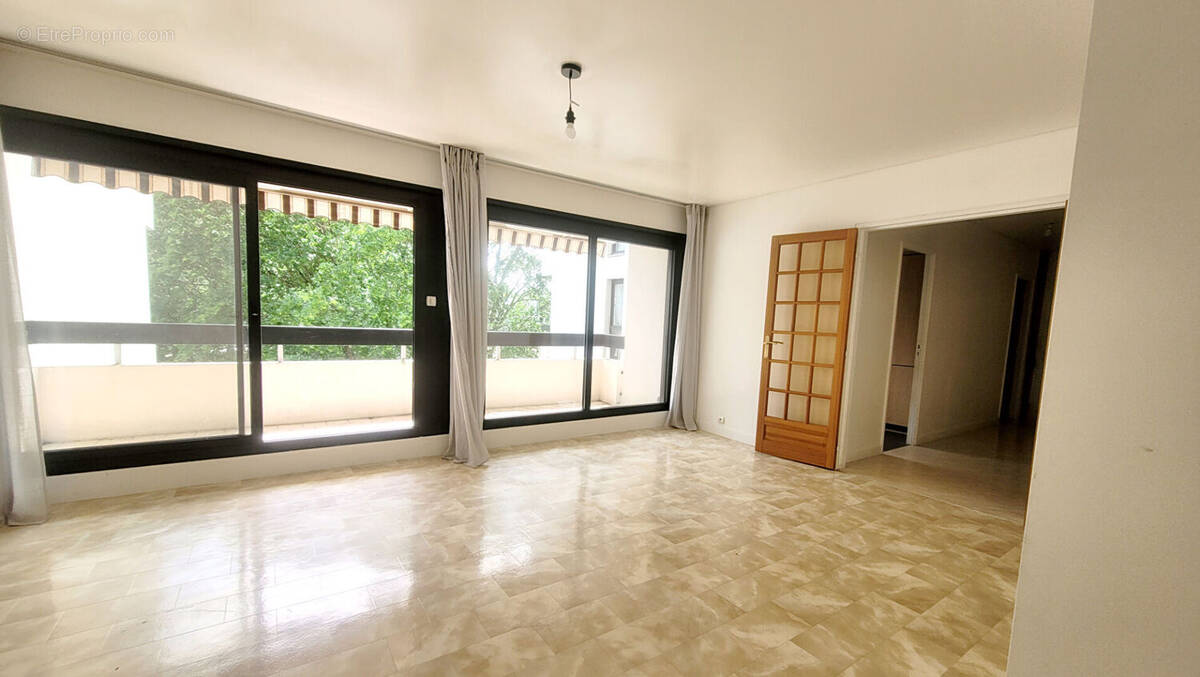 Appartement à LE COUDRAY-MONTCEAUX