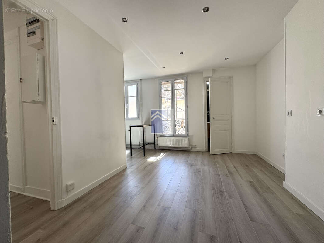 Appartement à COURBEVOIE