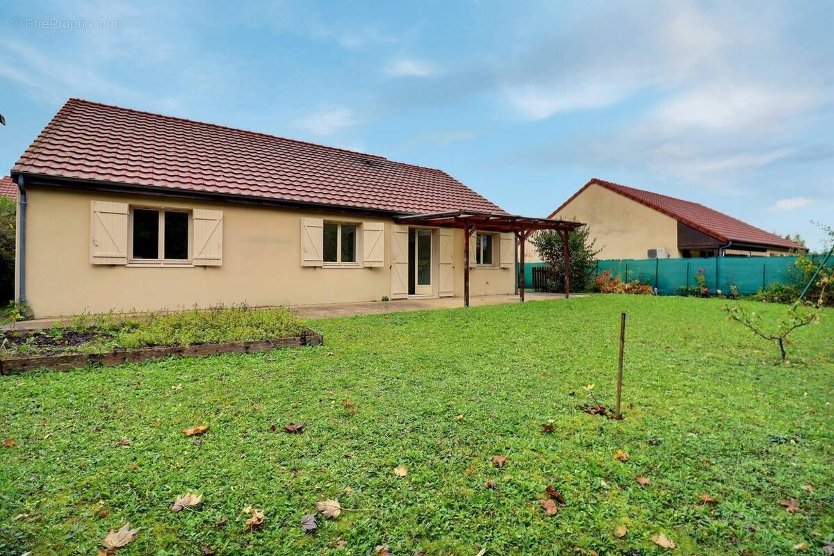 Maison à PERIGNAT-LES-SARLIEVE