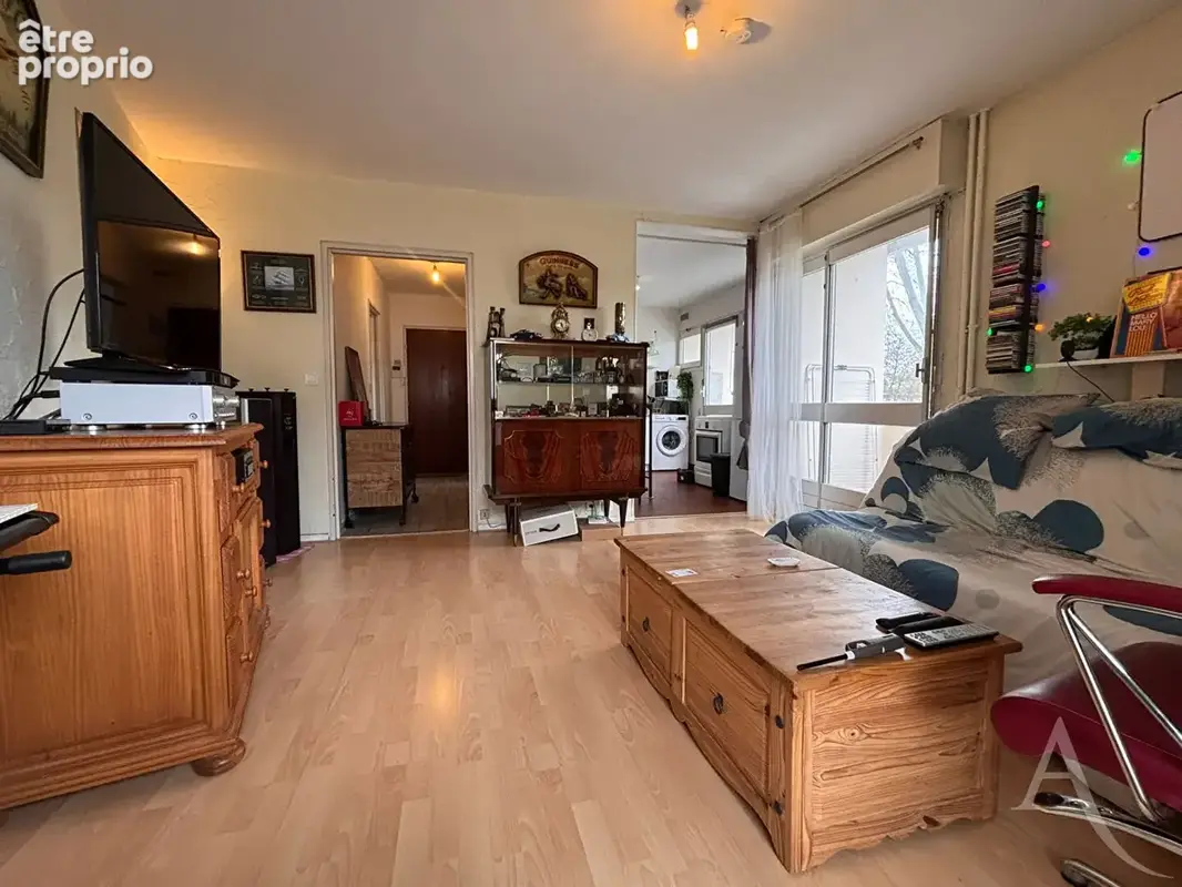 Proche centre-ville de BOURGES - Appartement T1 bis avec balcons - photo 3