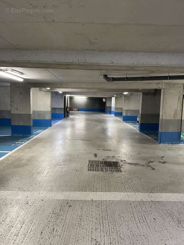 Allée intérieure - Parking à SURESNES