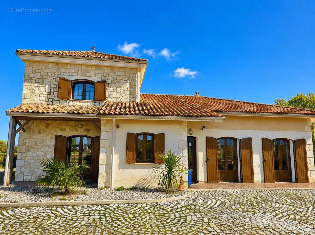 Une maison familiale moderne et une piscine intérieure - photo 20