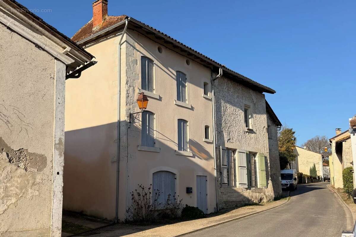 Maison à AUBETERRE-SUR-DRONNE