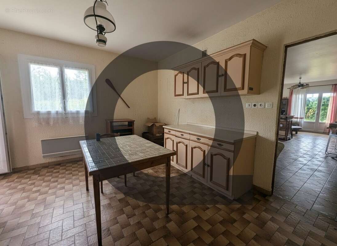 Cuisine/ accès salon  - Maison à HURE