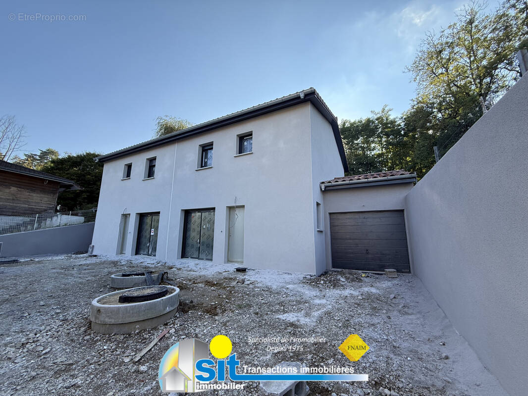 Maison à EYZIN-PINET