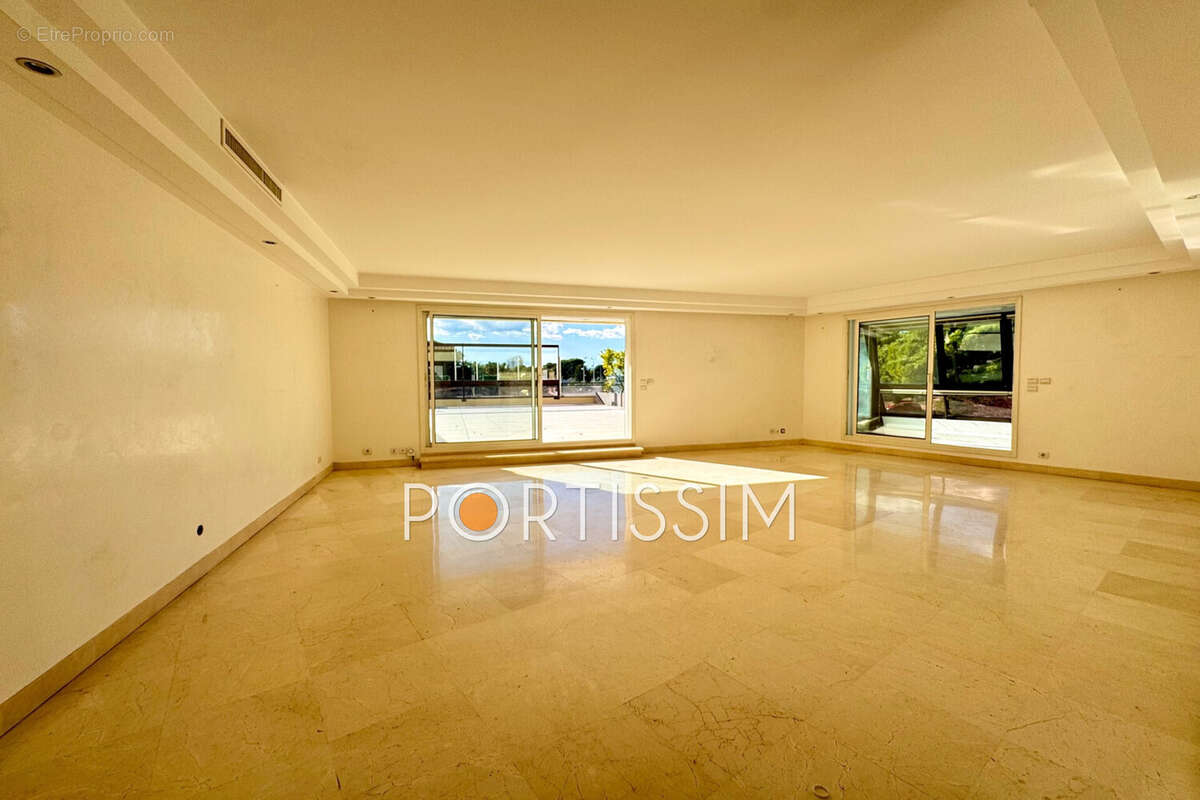 Appartement à SAINT-LAURENT-DU-VAR