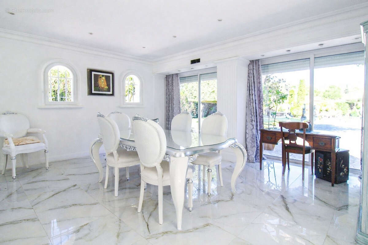Villa de prestige aux prestations exceptionnelles   250 m2 habitables sur 2 750 m2 de terrain - photo 6