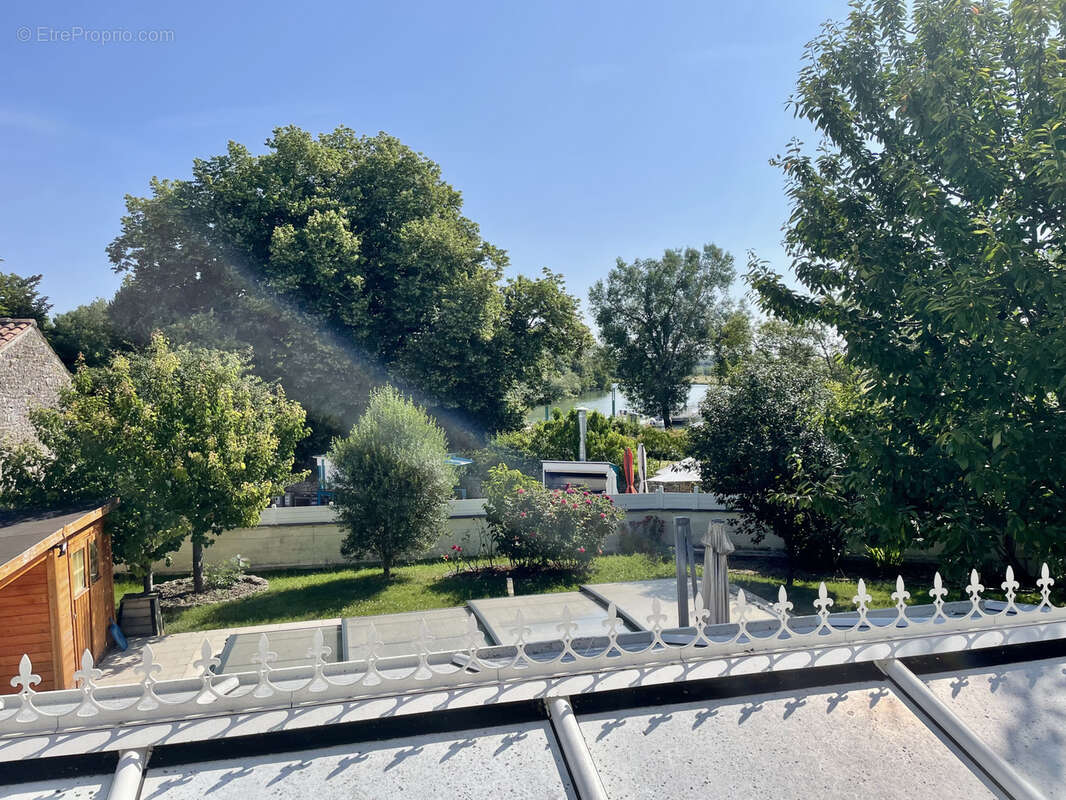 Maison à PORT-D&#039;ENVAUX