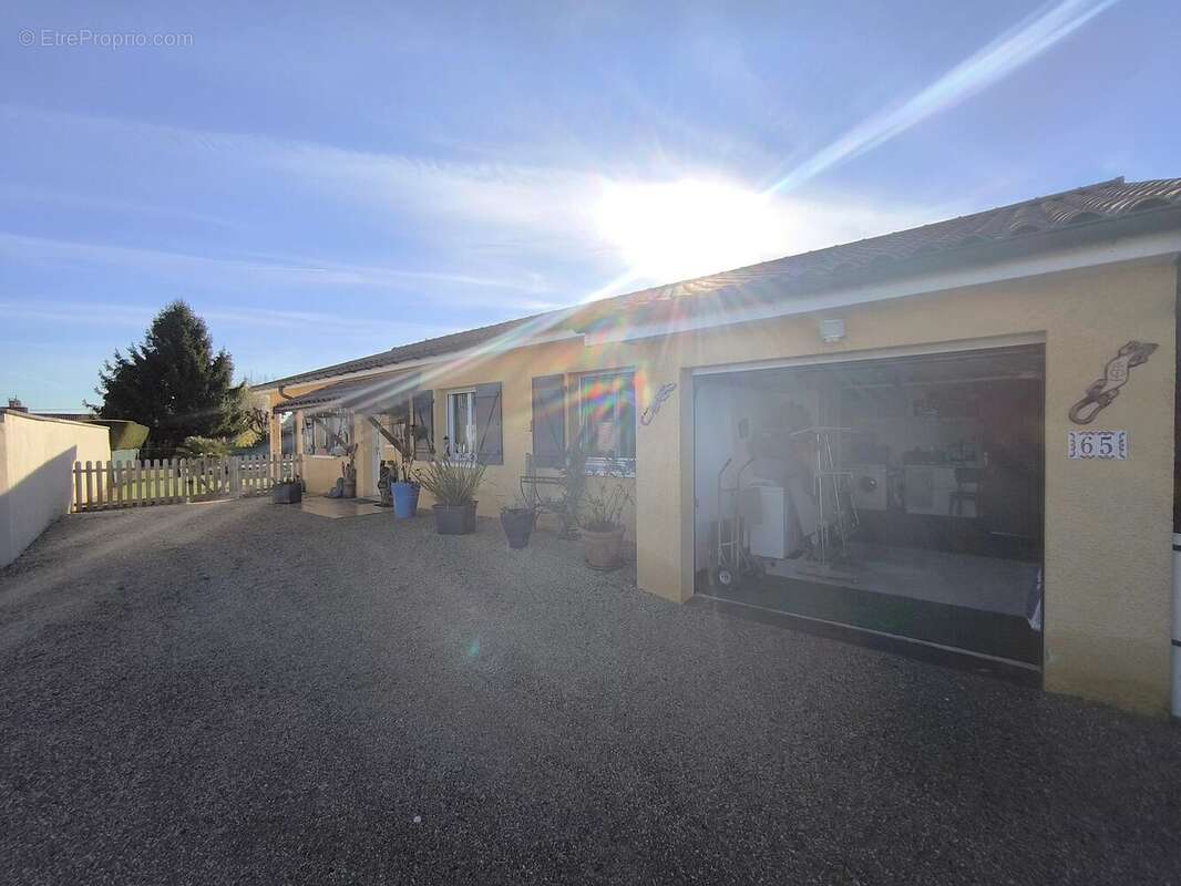 Maison à CRUZILLES-LES-MEPILLAT