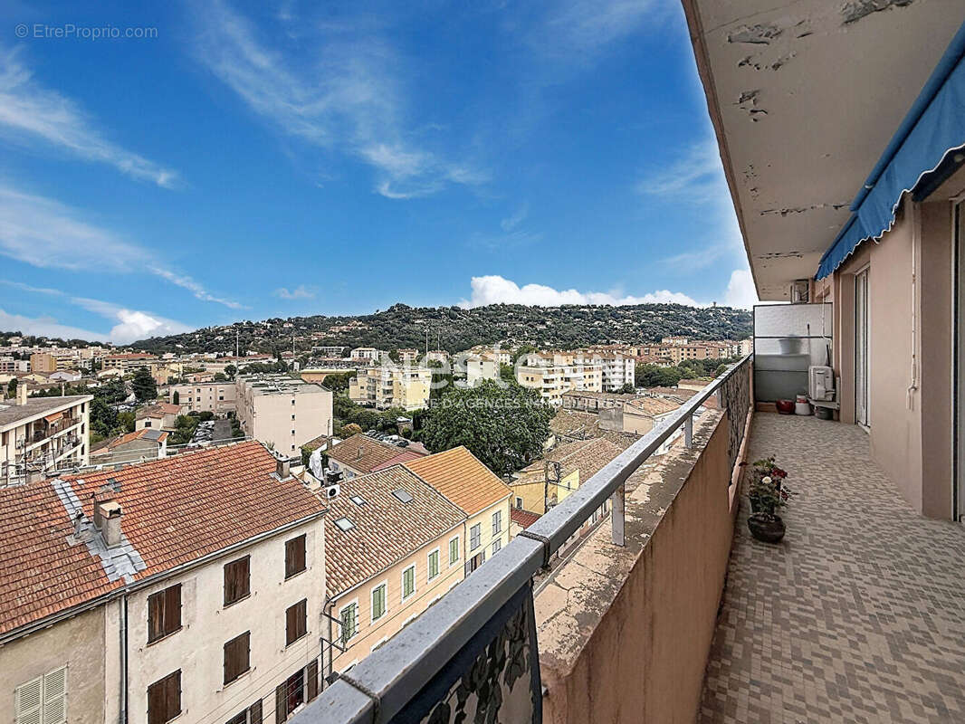Dernier étage-  Spacieux 2p - Terrasse - Aperçu mer - Cave - photo 5