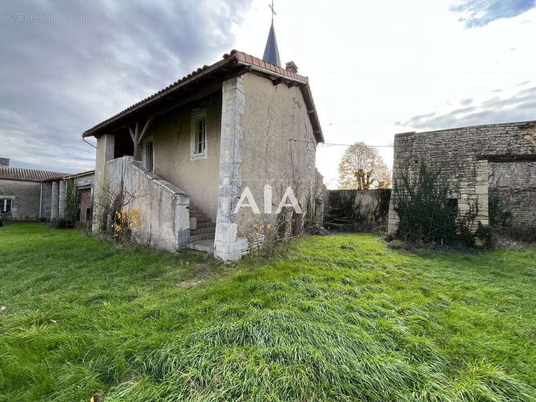 Charmante propriété à rénover avec dépendances - photo 3