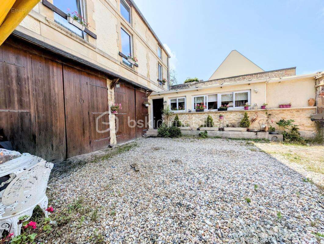 Maison en pierre de ville avec cour ! - photo 5