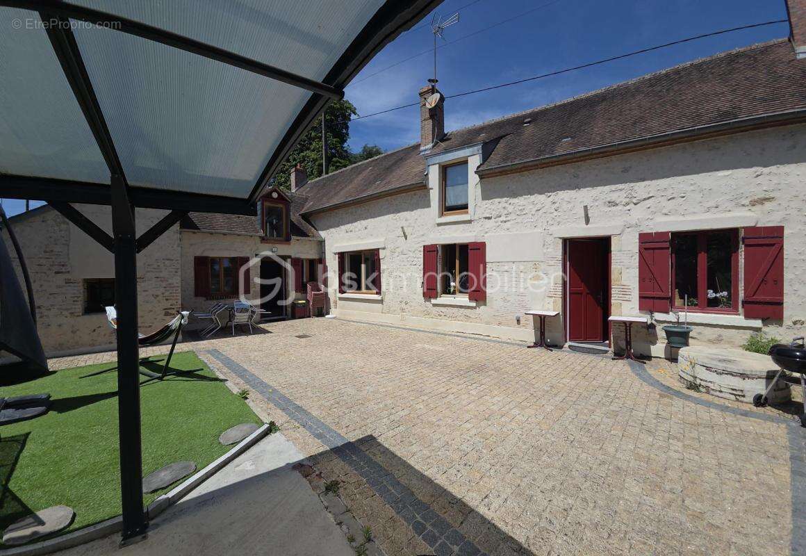 Maison à SAINT-PRYVE-SAINT-MESMIN