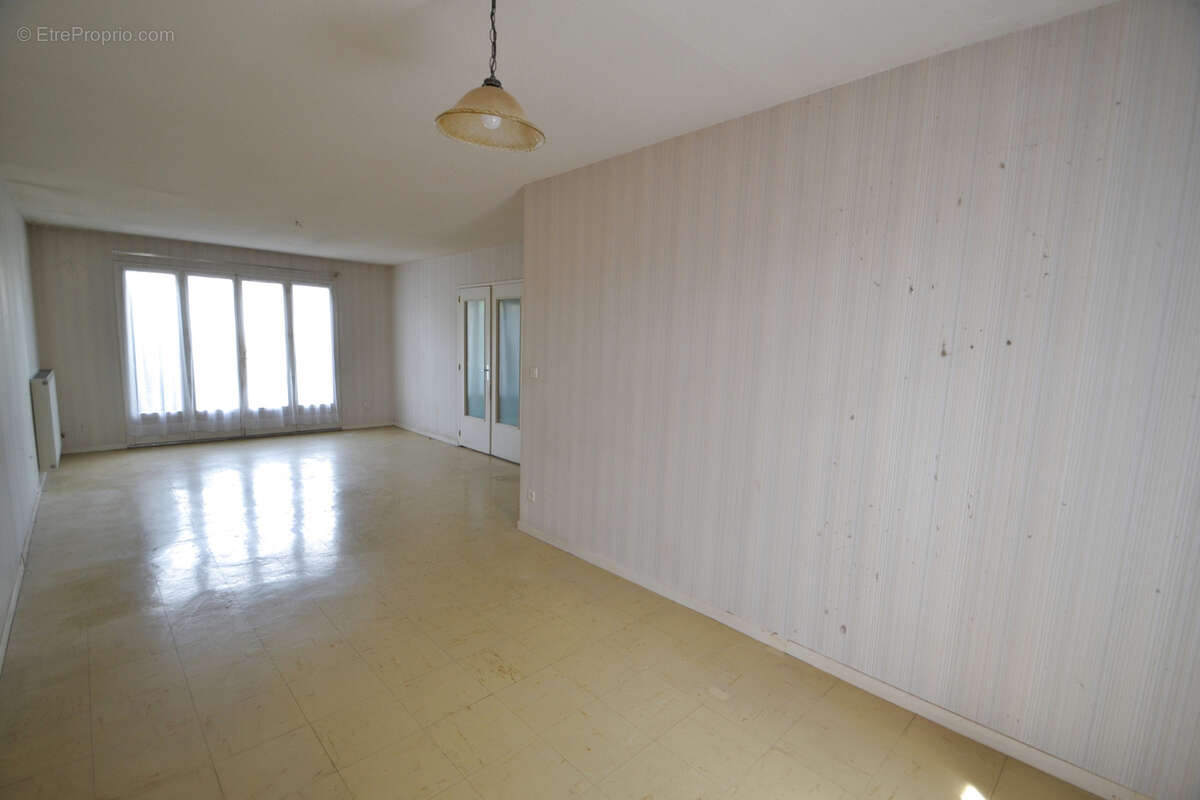 GANNAT, maison T4 de 94 m2, jardin et garage - photo 3
