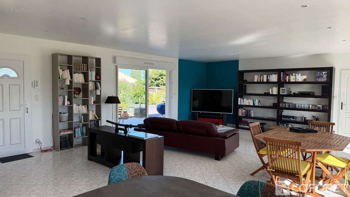 SAINTES ? Plain-pied récent de 156 m² avec 3 chambres, bureau et terrain de 1 200 m² - photo 2