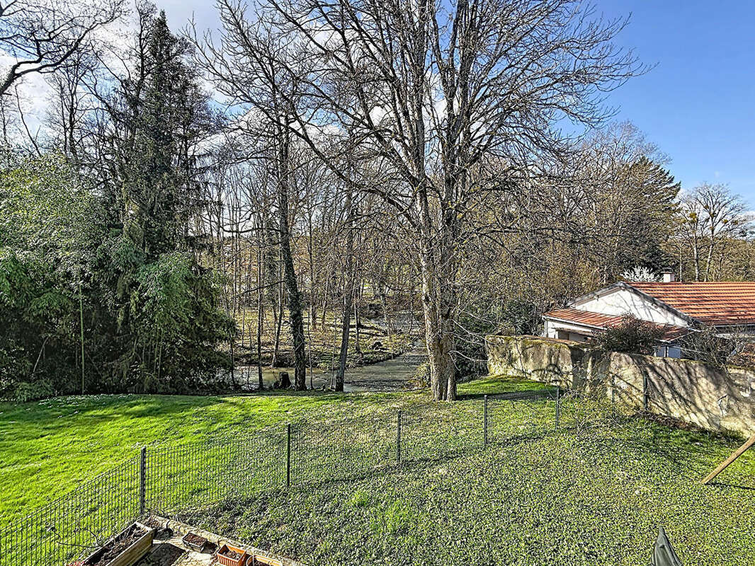 Appartement à VILLIEU-LOYES-MOLLON