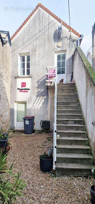 Immeuble de rapport - 90 m² - 4 pièces - local commercial et appartement T2 - photo 2