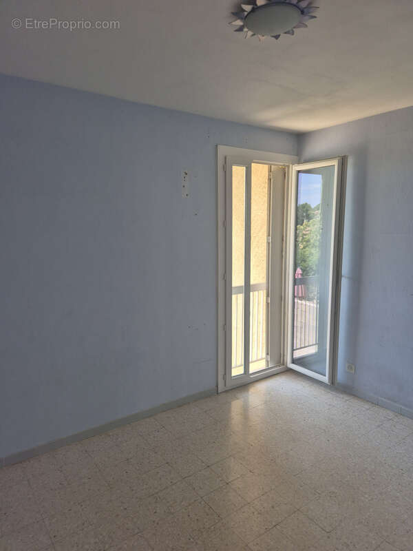 Lambesc, maison de type 4 en centre village avec garage et terrain. - photo 7