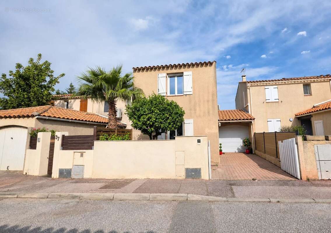 HYÈRES, PROCHE DE LA GARE – Maison avec 3 chambres, jardin, garage et stationnement - photo 16