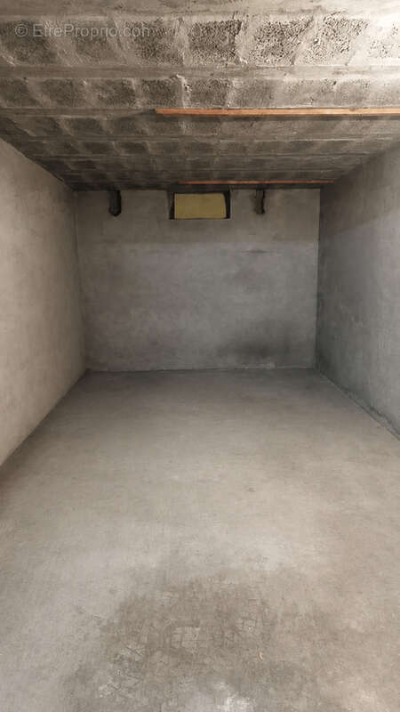 Garage de 15 m2 en sous-sol sécurisé par porte automatique - photo 3