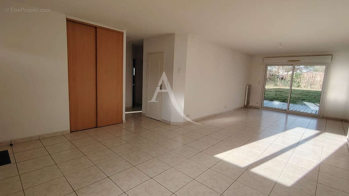 Maison à SAINT-CLEMENT-DE-LA-PLACE