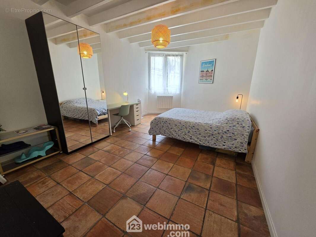 L'espace nuit est composée au rez-de-chaussée d'une très grande chambre de 20 m² - Maison à BORDEAUX