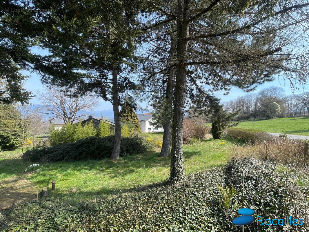 Terrain à PERS-JUSSY