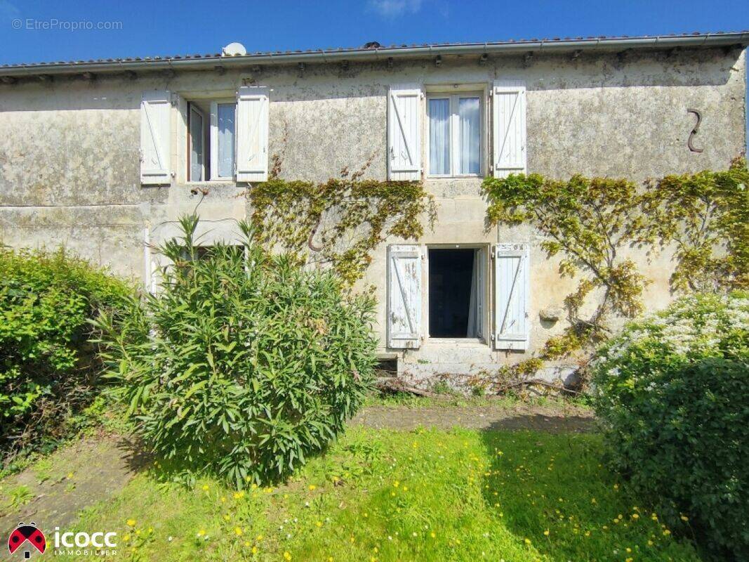 Maison à SAINTE-GEMME-LA-PLAINE