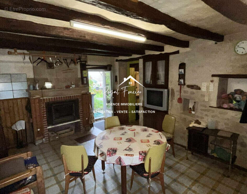 Séjour avec cheminée - Maison à LESIGNY