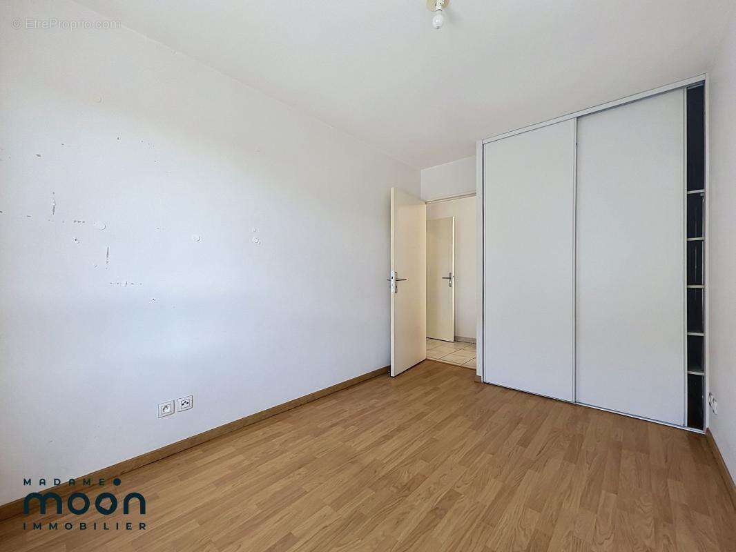 Oullins Centre - T3 61m² - Balcon - Garage - photo 12