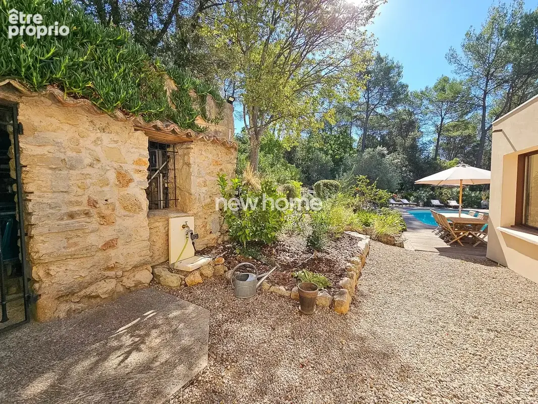 Lorgues – Propriété en pierre rénovée avec piscine et vue sur les vignes - photo 5