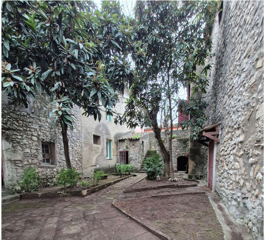 Maison à LA ROQUE-D&#039;ANTHERON