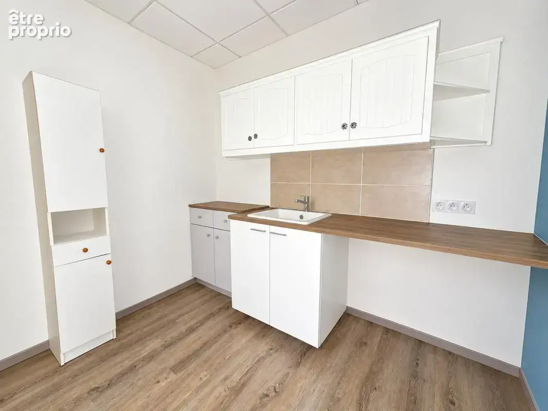 A PAREMPUYRE - Local de 81 m² avec parkings - photo 10