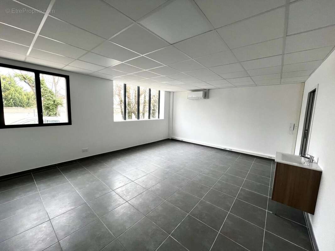 Commerce à VENELLES