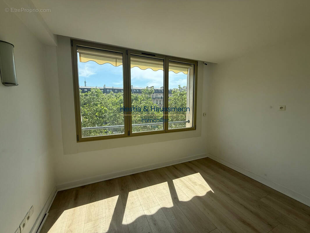 Commerce à PARIS-8E