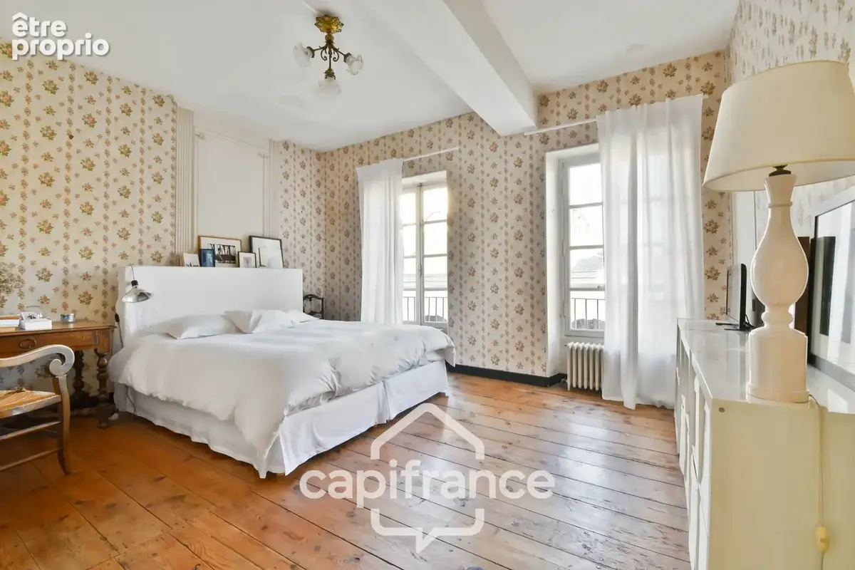 En CHARENTE MARITIME, A SAINT JEAN D'ANGELY (17), Maison de caractère à vendre 12 pièces  avec jardin, proche commerces - photo 19