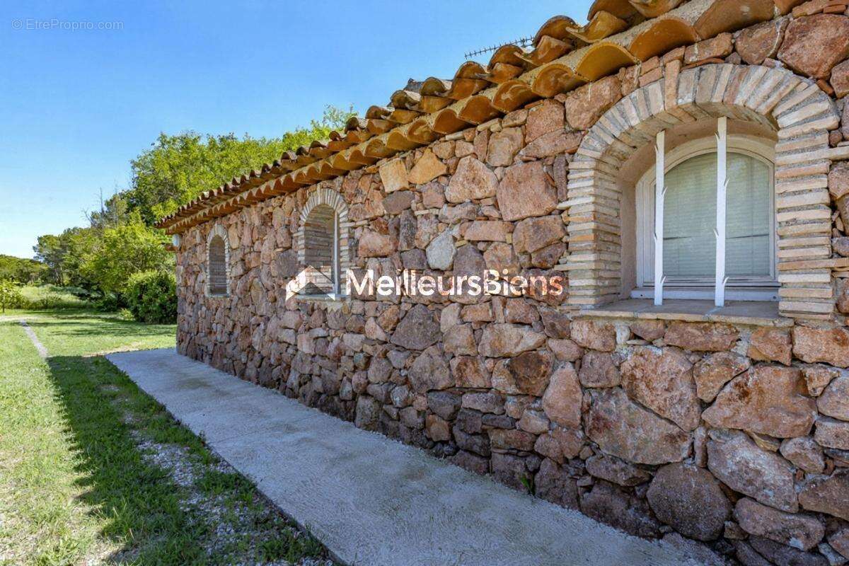 Maison à ROQUEBRUNE-SUR-ARGENS