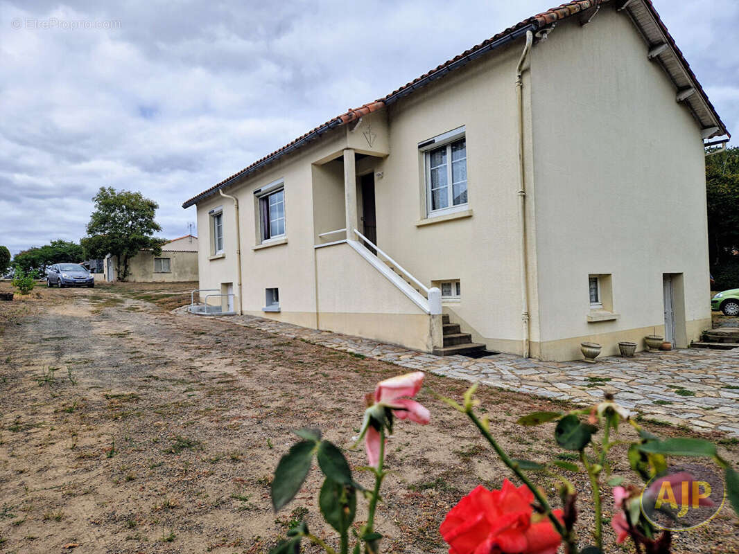 Maison à CUGAND