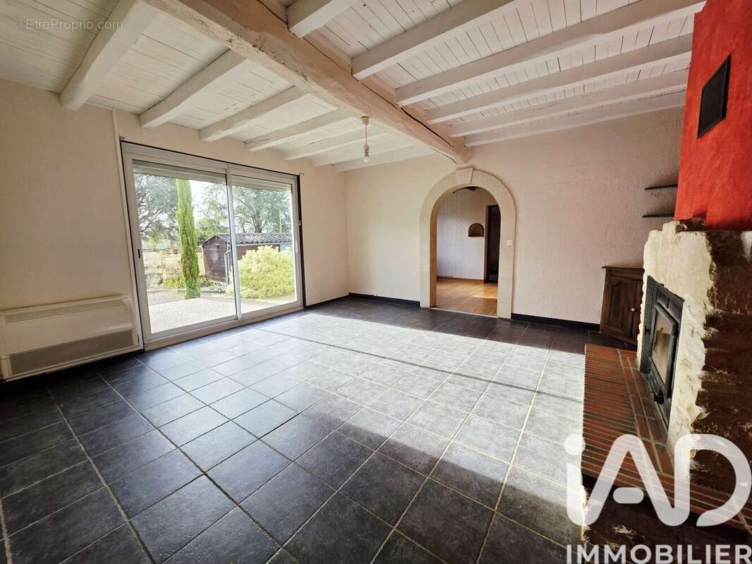 Maison 110 m² à Saint-Genis-D'hiersac  - photo 7