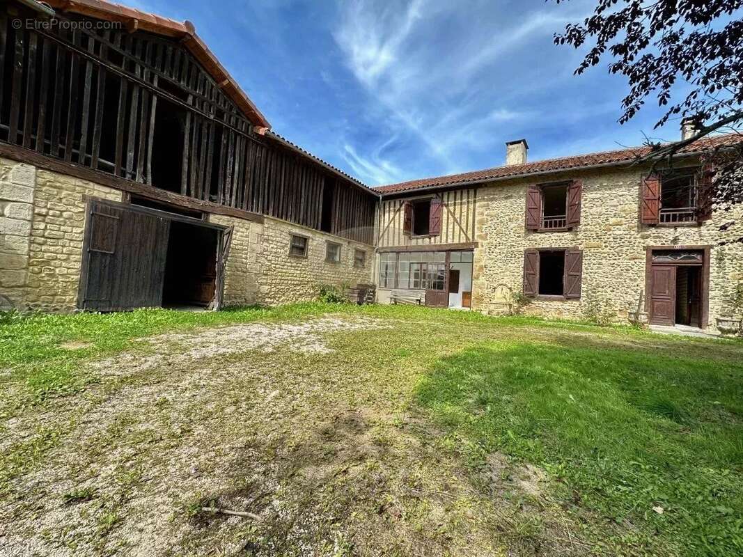 Maison à MONLEON-MAGNOAC